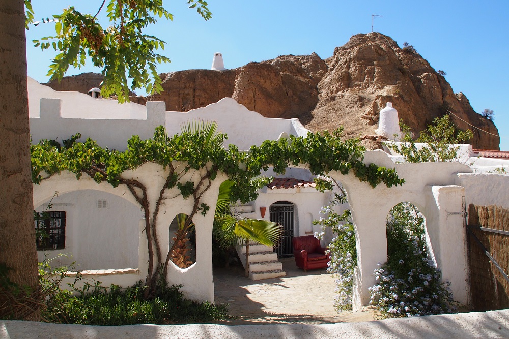 casa-cueva alojamiento turístico Geoparque de Granada turismo activo alojamientos únicos turismo rural Goyo Garrido Adventures